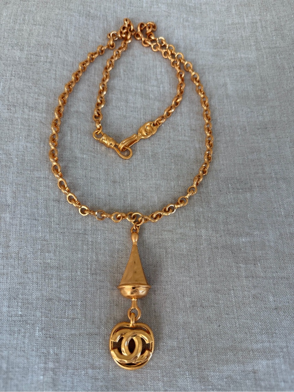✨Vintage CHANEL Medallion CC Pendant Necklace ✨